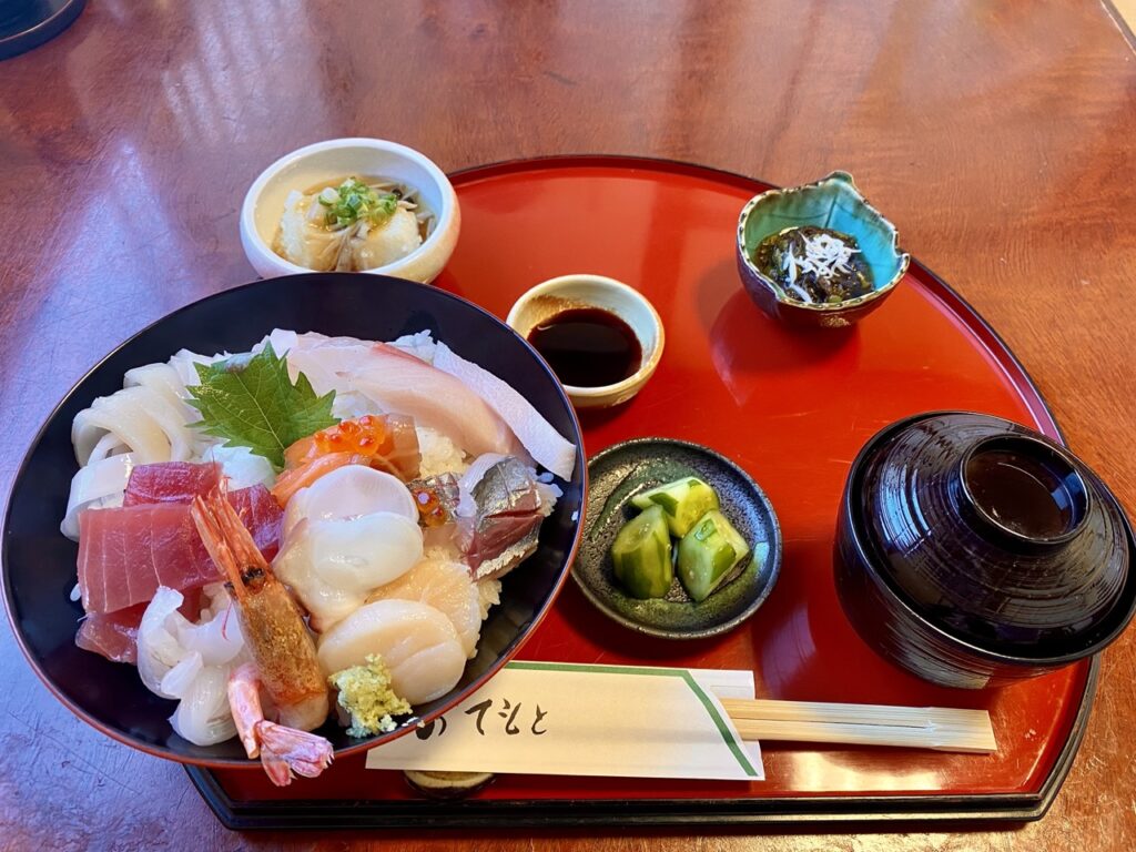 かめふく旬魚旬菜　海鮮丼